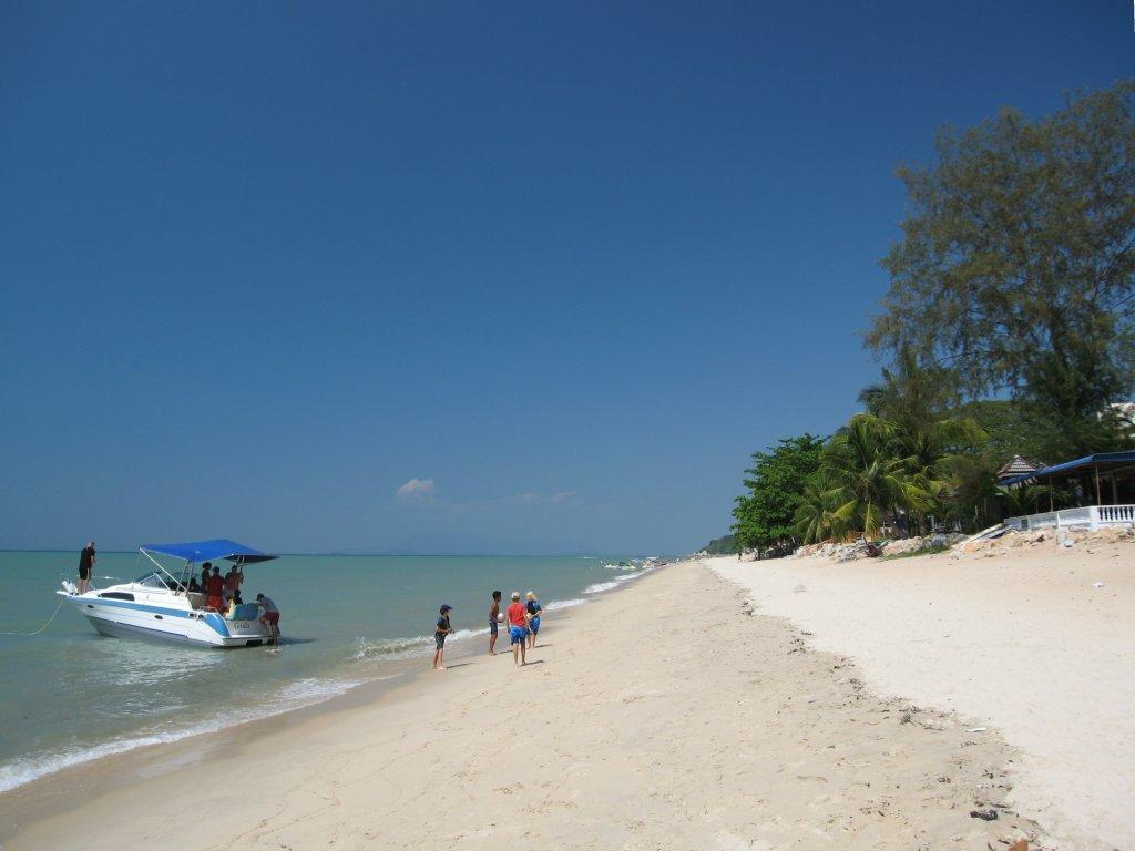 By The Sea Beachfront Penang Batu Ferringhi Exterior photo